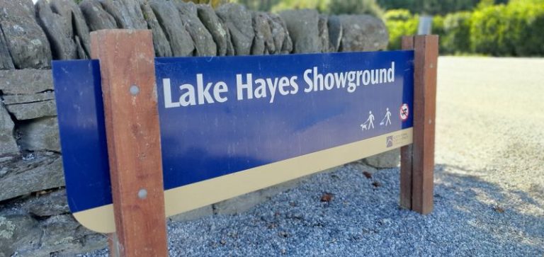Car park sign on the Lake Hayes Walkway - Copyright Freewalks NZ_800x378