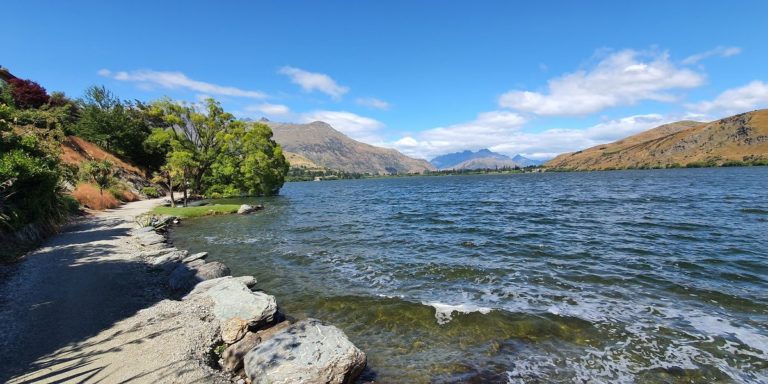 Lake Hayes Walkway along the waterfront - Copyright Freewalks NZ_1200x600