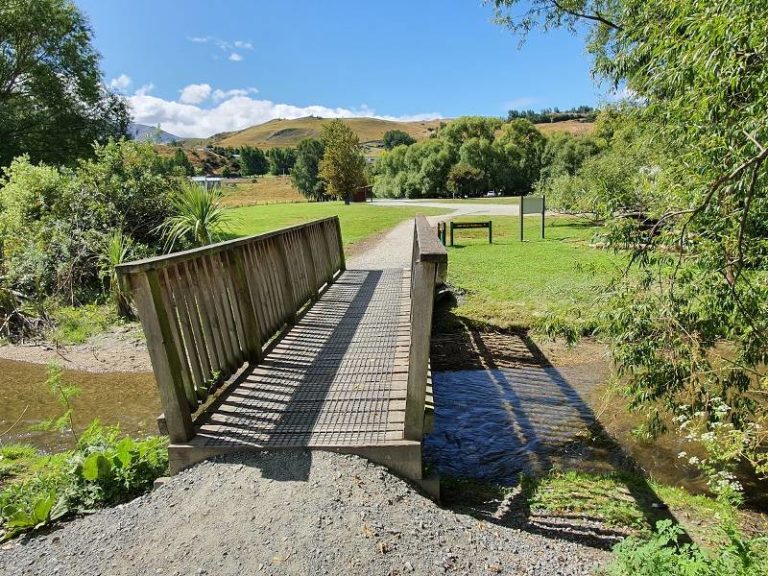 Views along the Lake Hayes Reserve near Queenstown 3 - Copyright Freewalks NZ