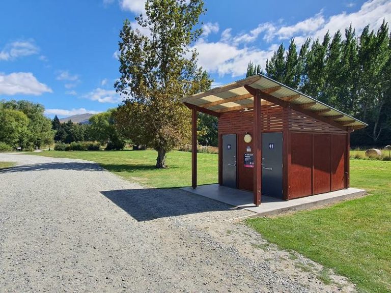 Views along the Lake Hayes Reserve near Queenstown 3 - Copyright Freewalks NZ
