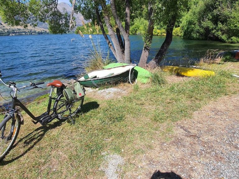 Views along the Lake Hayes Walkway near Queenstown 2 - Copyright Freewalks NZ_800x600