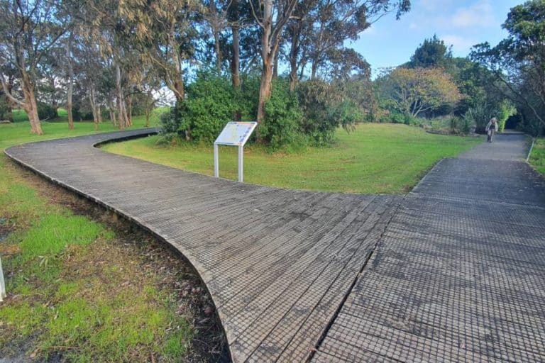 Turn off to Ngataringa Park on the Takapuna to Devonport Green Route Walk - Copyright Freewalks.nz