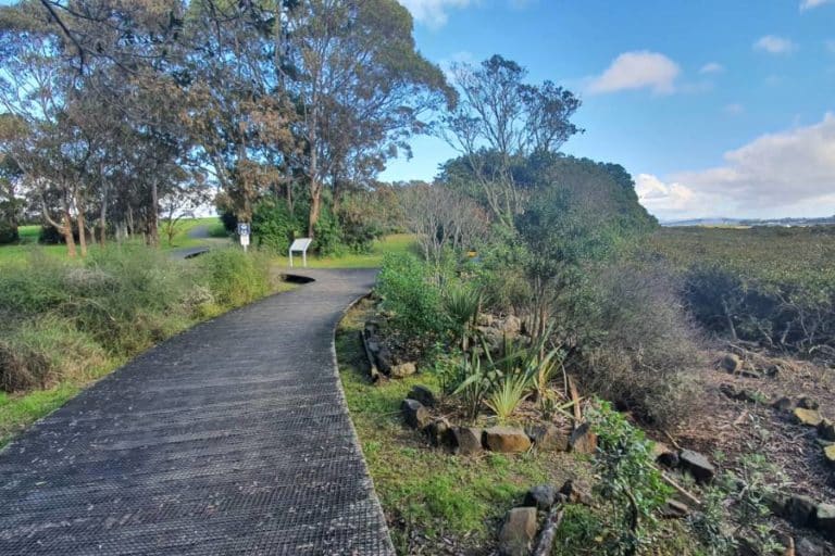 Turn off to Ngataringa Park on the Takapuna to Devonport Green Route Walk - Copyright Freewalks.nz