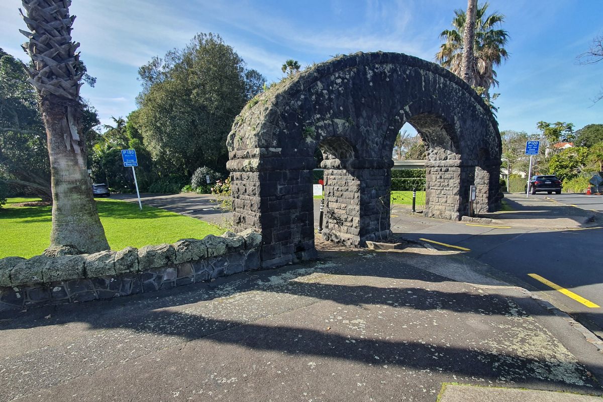 Archway at the Dove Meyer Robinson Park at the start of the Judges Bay Path walk in Auckland - Walk by Freewalks.nz