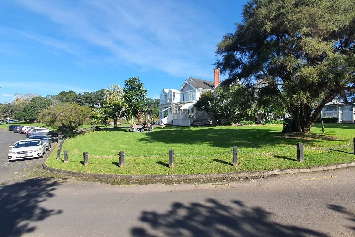 Cafe and carpark at Nancy Steen Garden on the Judges Bay walk in Auckland - Walk by Freewalks.nz