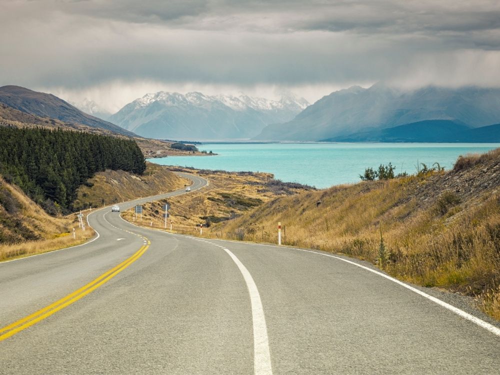 Free Braemar Road to Landslip Creek_ walk - South Island - New Zealand - View of the road next to Lake Pukaki