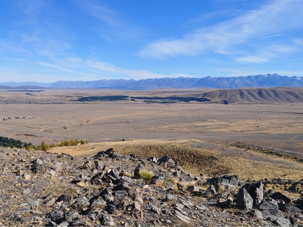 Free Richmond Trail in Tekapo - South Island - New Zealand - View looking over the tussock and mountains