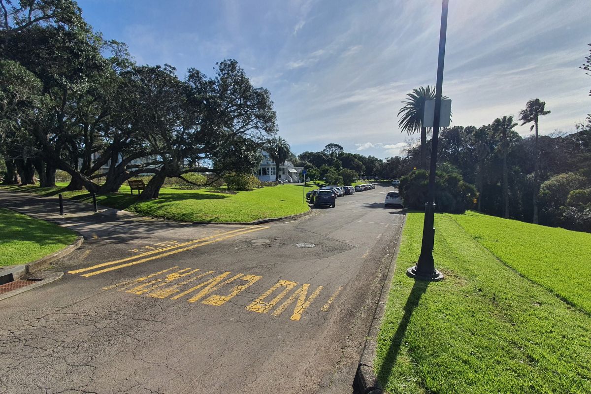 Parking area at the start of the Judges Bay Path walk in Auckland - Walk by Freewalks.nz