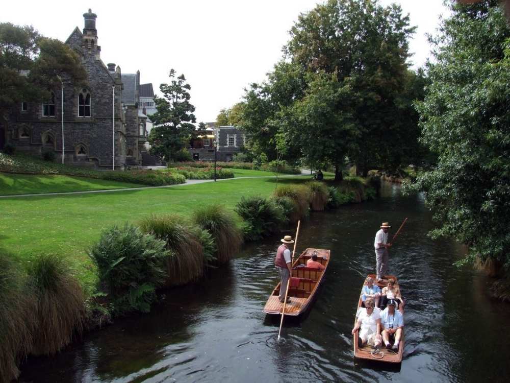 Punts on the Avon River Walk (City Promenade Walk), Christchurch, New Zealand Freewalks.nz