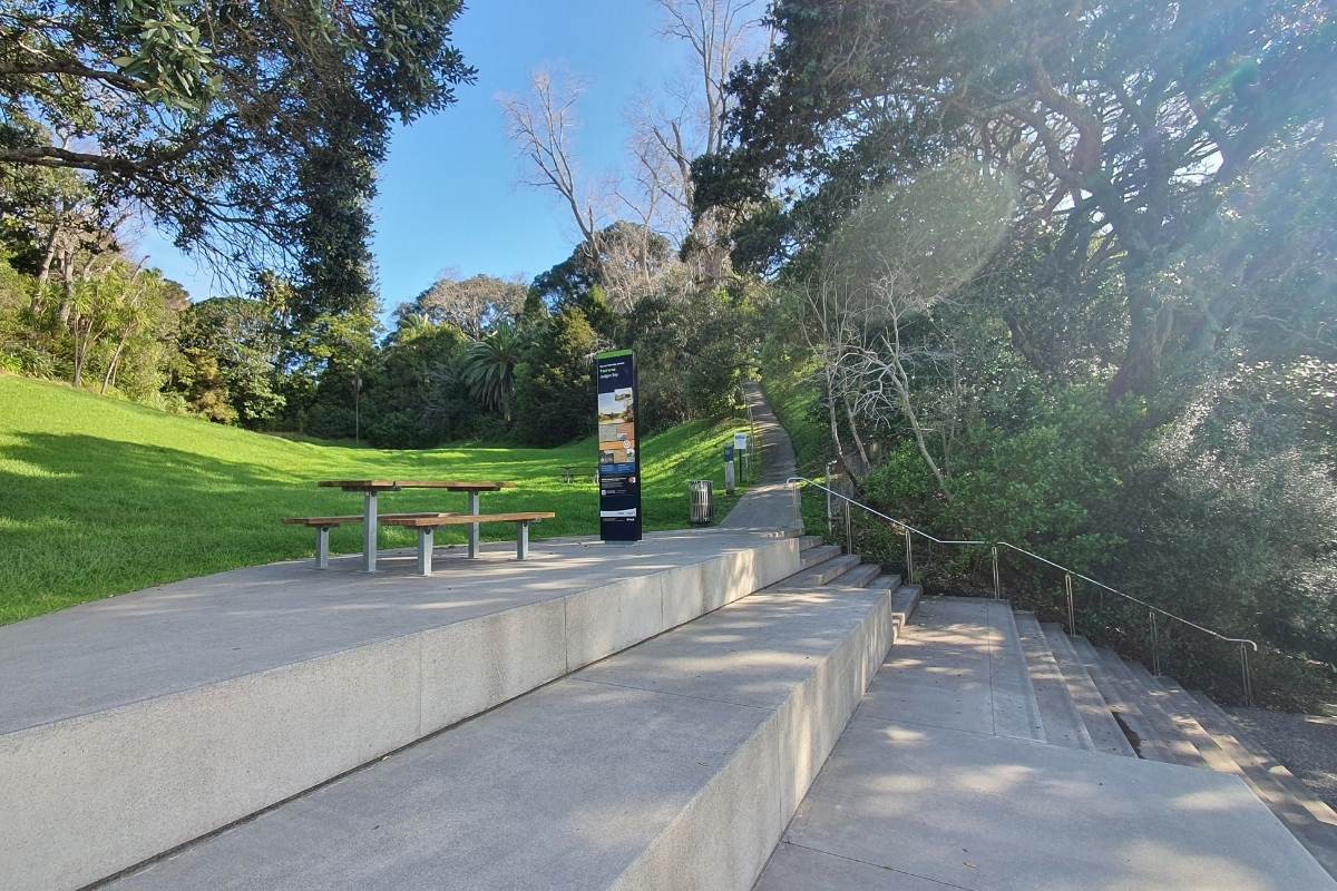 Uphill track after leaving Judges Bay beach in Auckland - Walk by Freewalks.nz