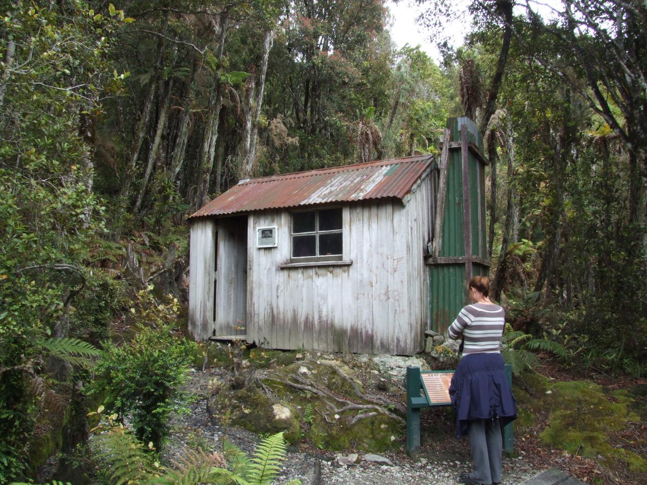 The Old Geordie Wiltshire Hut||||||Water Race Track Walk