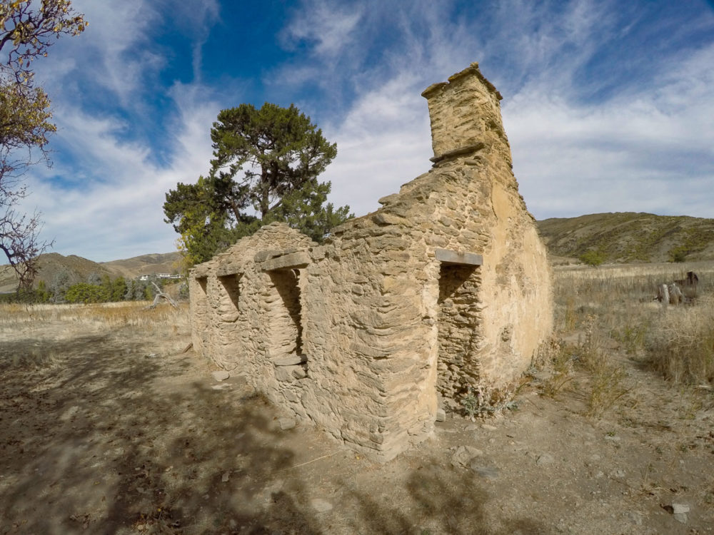 Cromwell Walks and Hikes - Otago Region - South Island - Ruins on Bannockburn Sluicing walk - Copyright reewalks.nz