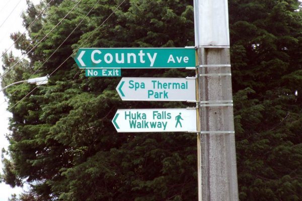 Sign post for Country Ave to the car park for the Huka Falls Walk