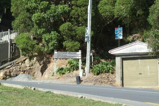 First sign post on the Mt Victoria Lookout Walkway in Wellington