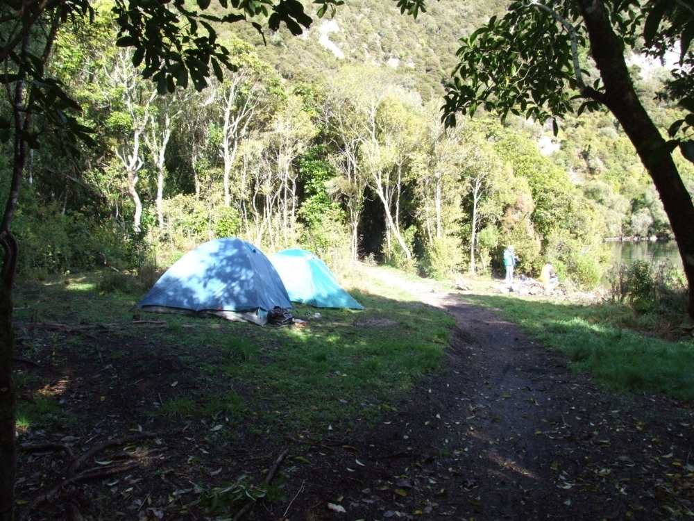 Little tent site at the Kawakawa Bay - Taupo Walk - Freewalks.nz