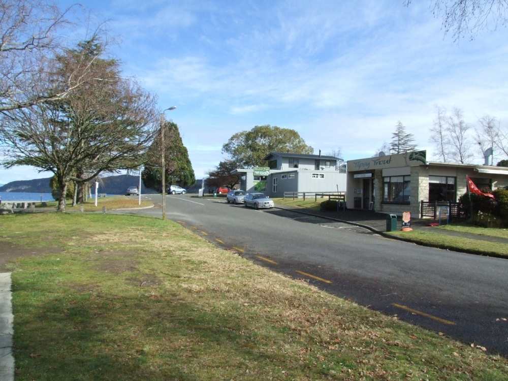 Shop & restaurant at Kinloch Beach - Taupo Walk - Freewalks.nz