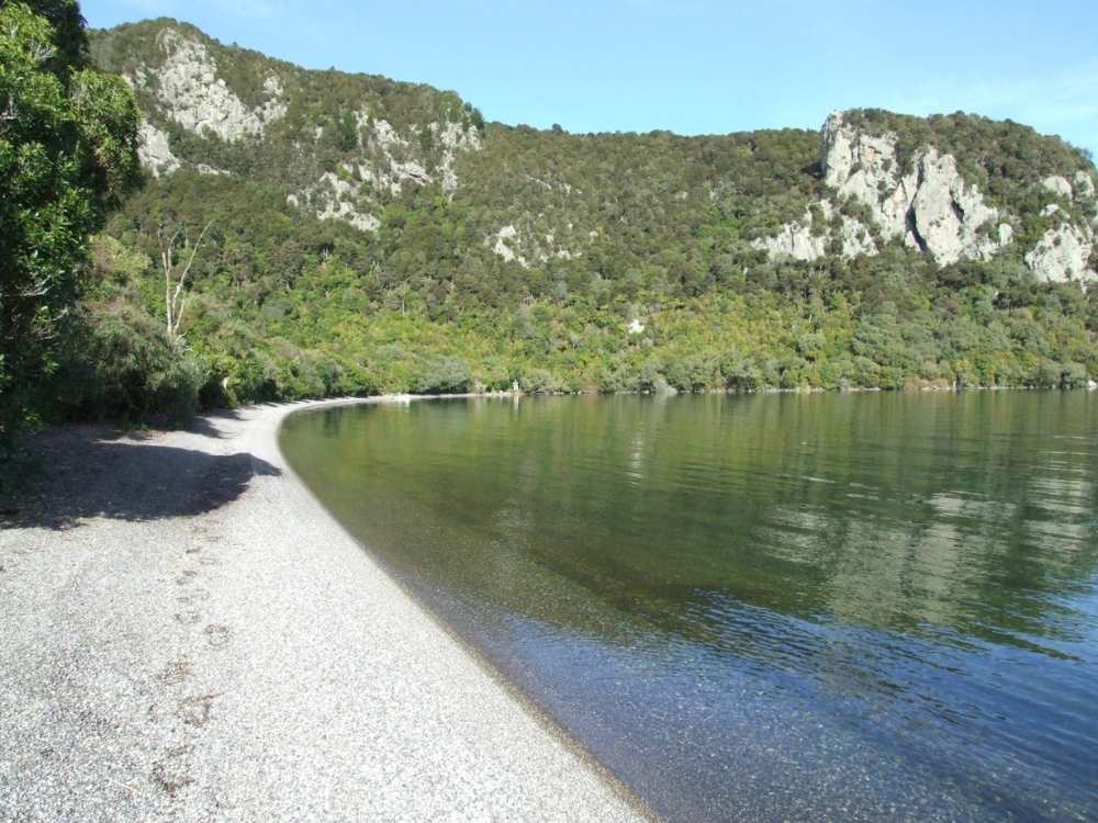 The beach at Kawakawa Bay - Taupo Walk - Freewalks.nz