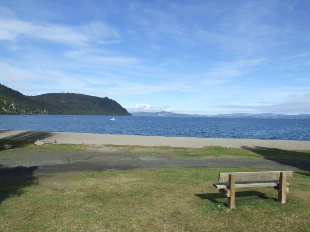 Water front at Kinloch Beach - Taupo Walk - Freewalks.nz