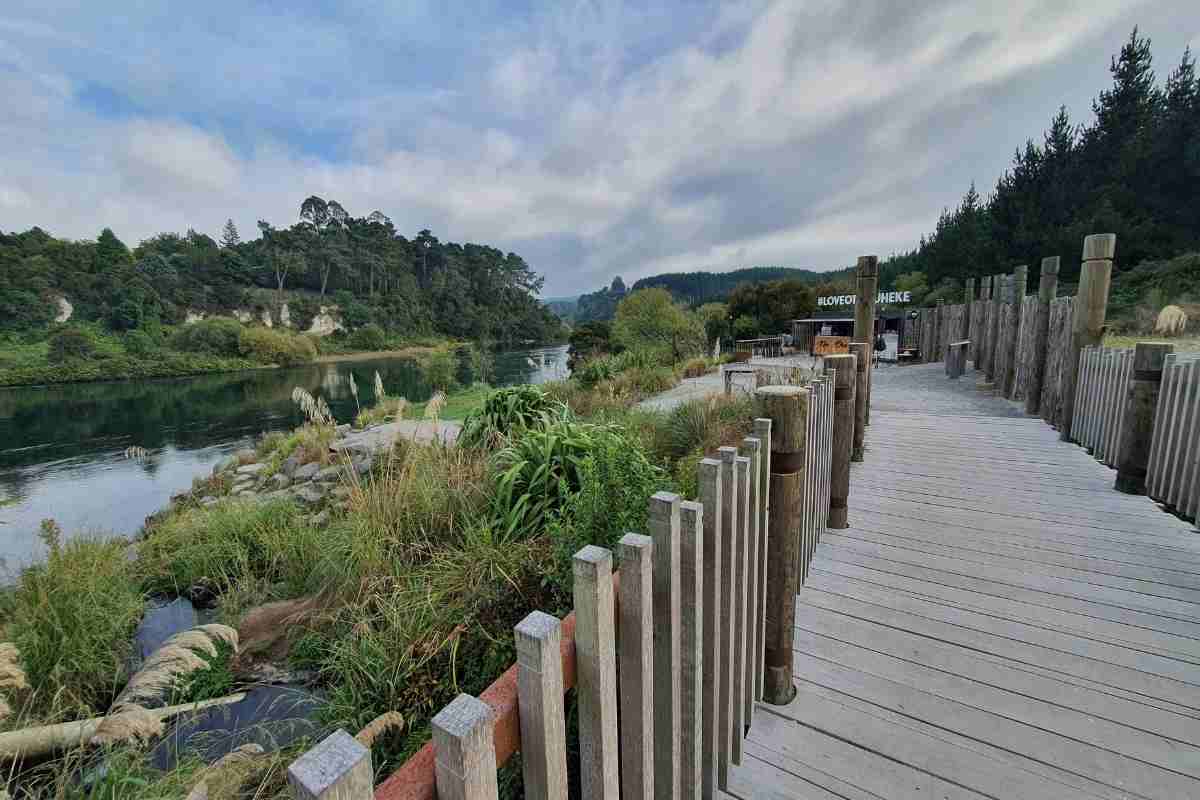 Take a free dip in the natural thermal hot water stream on the Huka Falls Walk from Taupo (1)