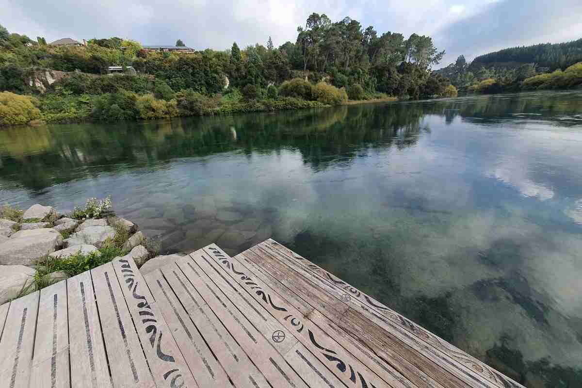 Take a free dip in the natural thermal hot water stream on the Huka Falls Walk from Taupo