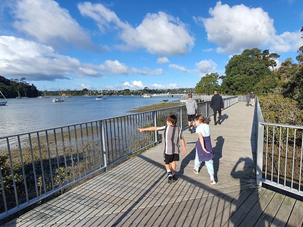 Boardwalk with kids on the Hobsonville Point coastal walkway in Auckland by Freewalks.nz