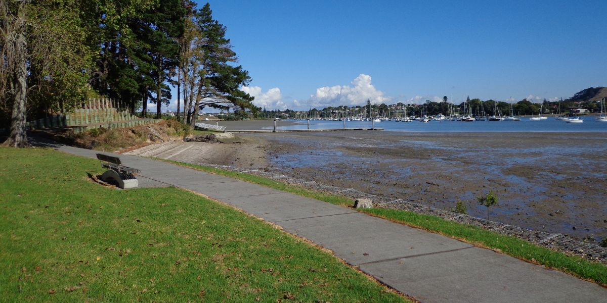 Walkway along Tamaki Estuary on the Pakuranga Kentigern Loop walk in East Auckland