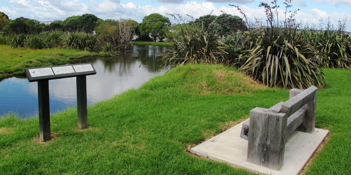 Bench seat on the Tahuna Torea Nature Walk