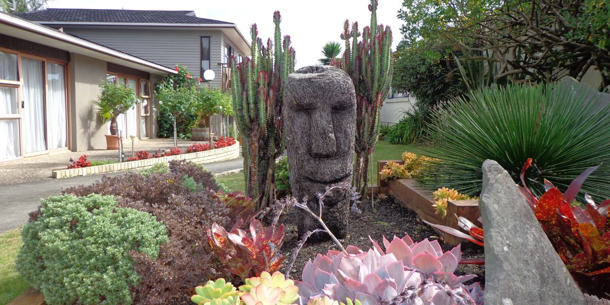 Lovely garden on the Farm Cove walk in Auckland