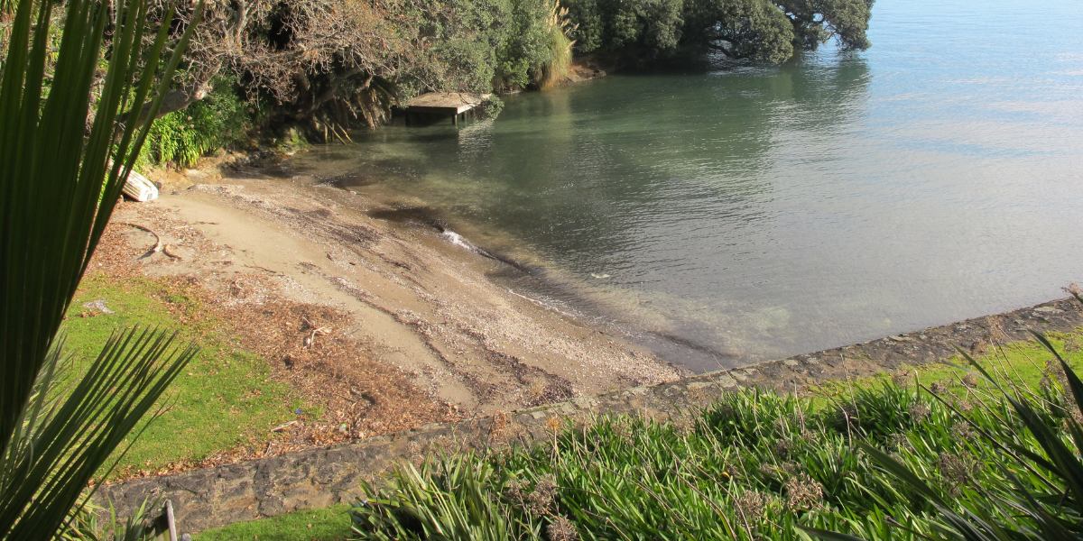 Small beach on the Point Erin Walk in Auckland