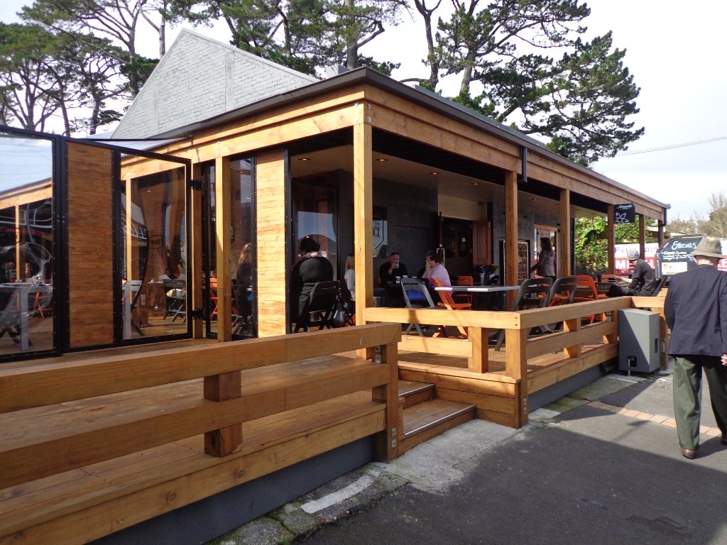 Cafe nearby Blockhouse Bay Circuit