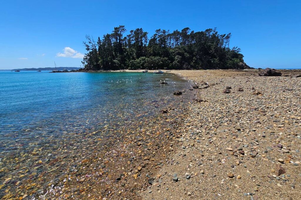 The causeway between Moturekareka Island and Motutara Island