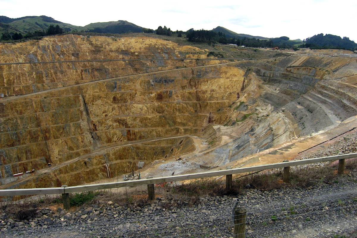 Martha Goldmine Pit Rim Walkway in Waihi