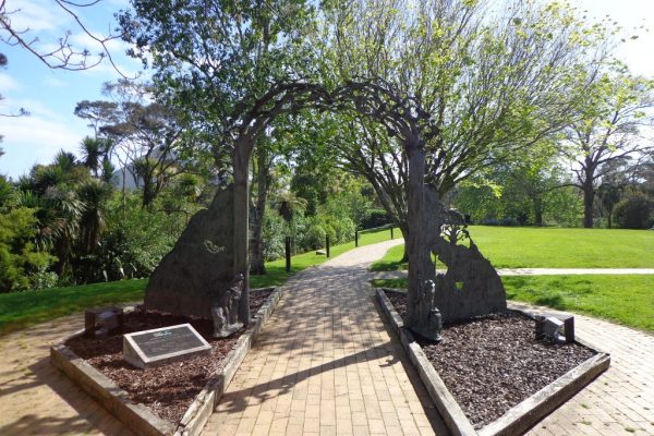 Entrance and walk path Henderson Creek Loop