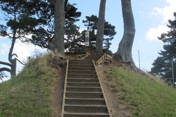 Steps up to the top of Pigeon Mountain in Half Moon Bay